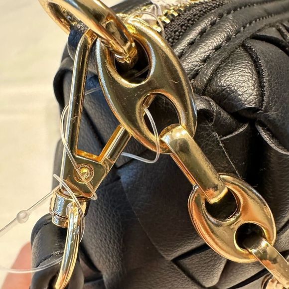 Quilted Vegan Crossbody NWT - Picture 5 of 8